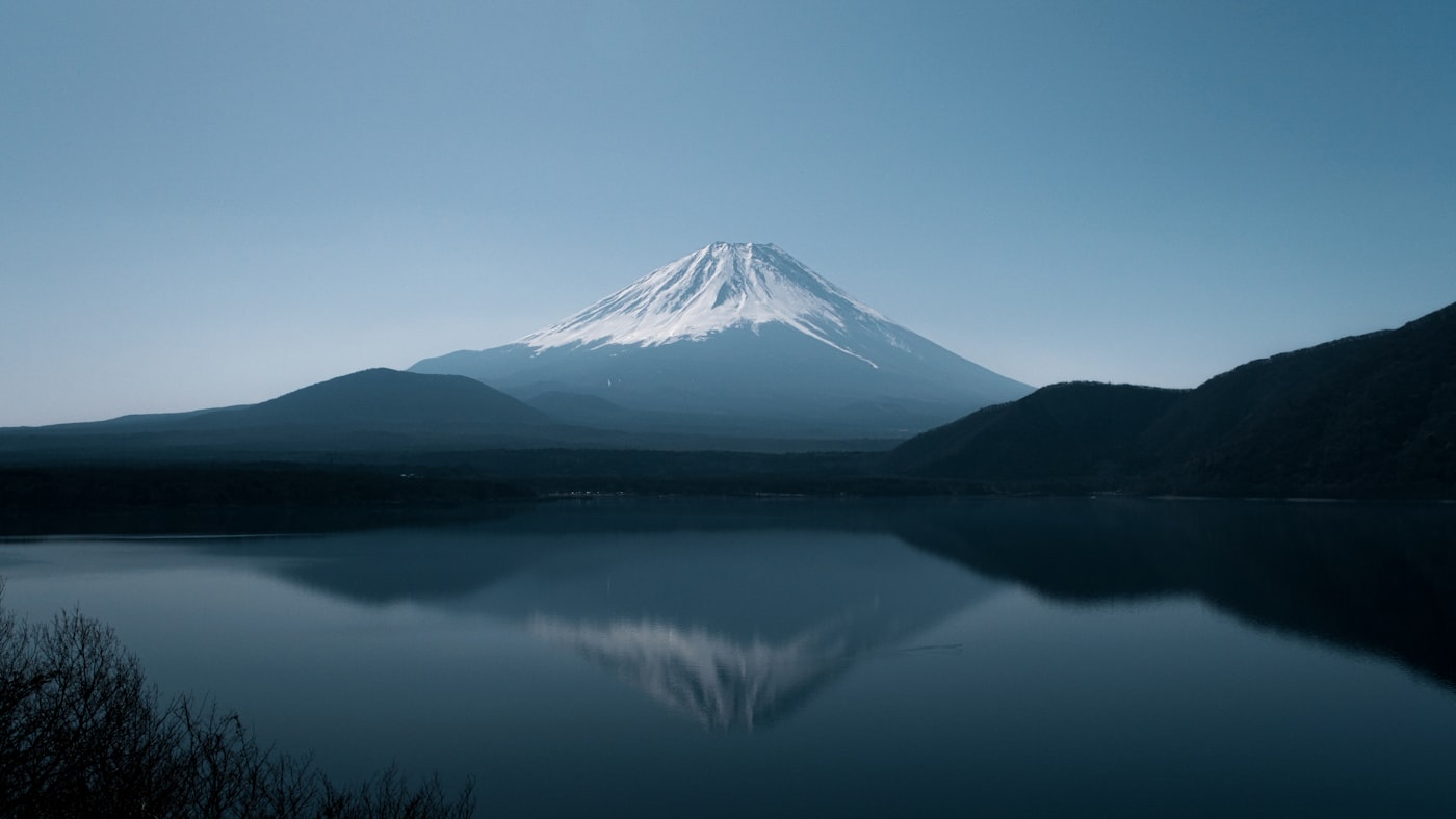湖面に映る富士山